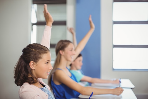 Studente alzando la mano in aula