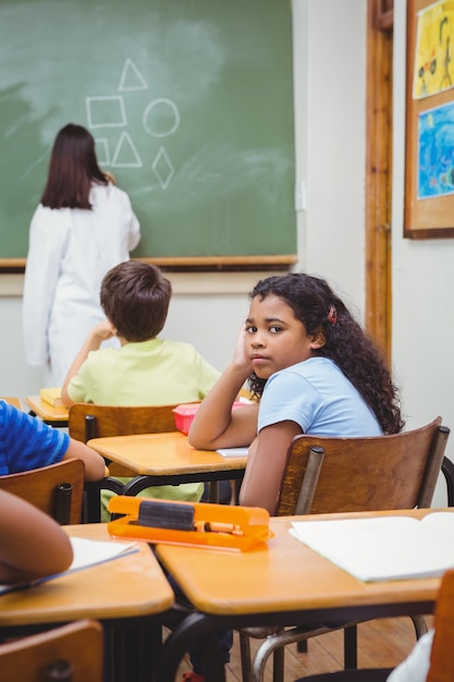 Studente annoiato che osserva a partire dalla scheda