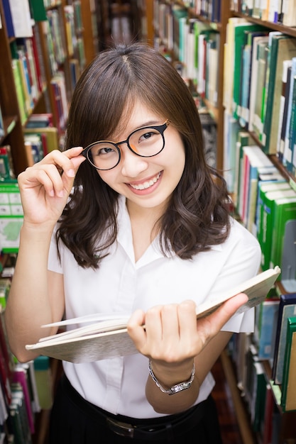 Studente asiatico in biblioteca