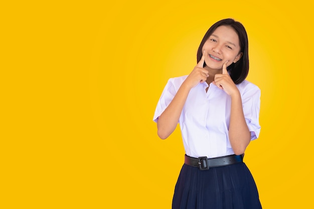 Studente asiatico in uniforme.