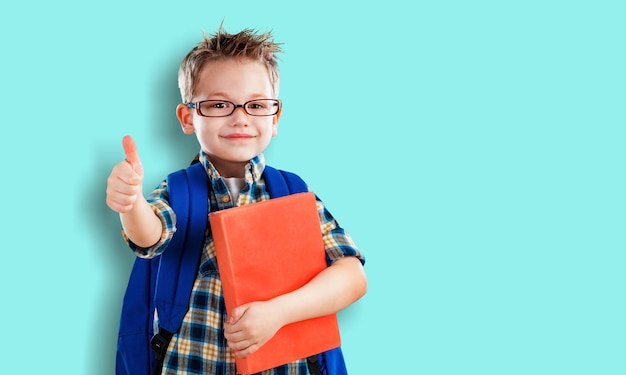 Studente bambino carino con zaino e libri