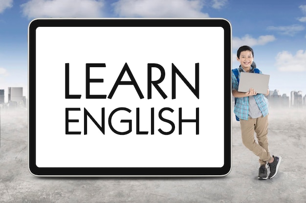 Studente bello con una parola inglese da imparare
