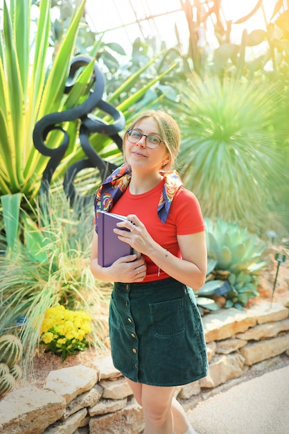Studente botanico della giovane donna in un giardino botanico