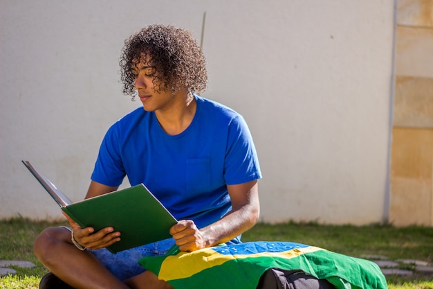 Studente brasiliano del giovane con la bandiera del Brasile