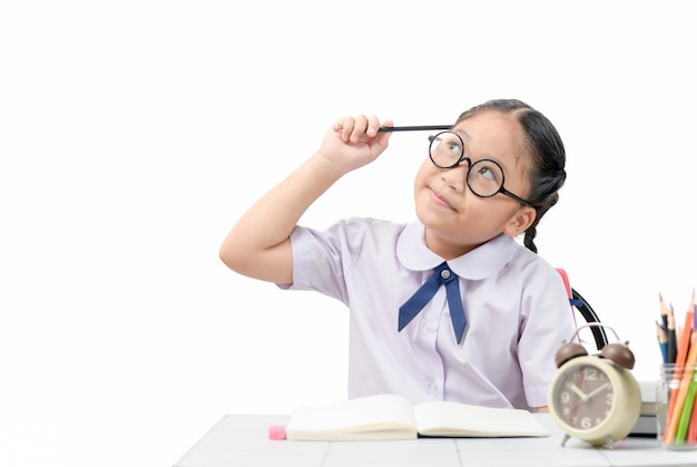 Studente carino pensando mentre si fa i compiti