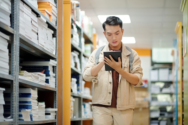 Studente che controlla l'elenco dei libri