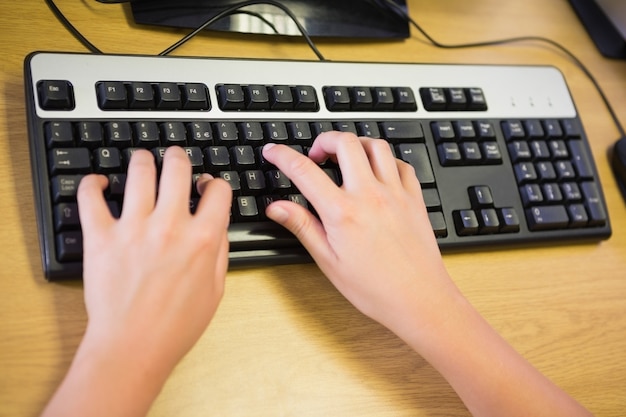 Studente che lavora al computer in aula