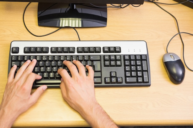 Studente che lavora al computer in aula