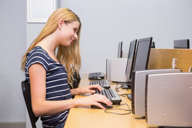 Studente che lavora al computer in aula