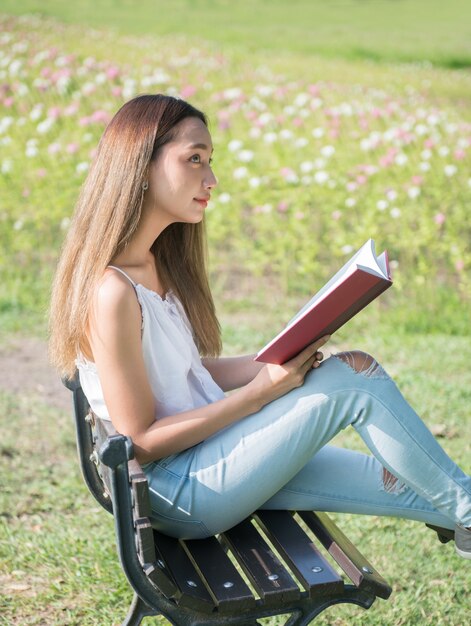 Studente che legge un libro nel parco. Pronto per andare all'università.