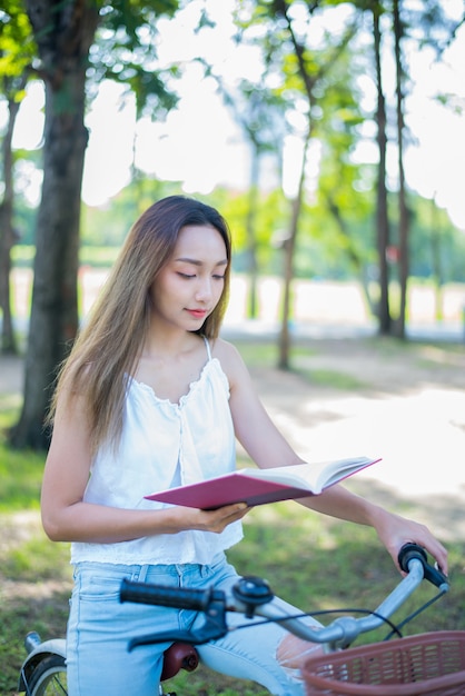 Studente che legge un libro nel parco. Pronto per andare all'università.