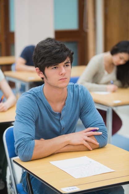 Studente che osserva durante l&#39;esame