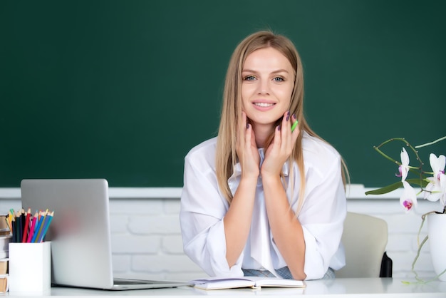 Studente che prepara esami e lezioni di apprendimento all'interno della scuola, aula universitaria, classe all'università.