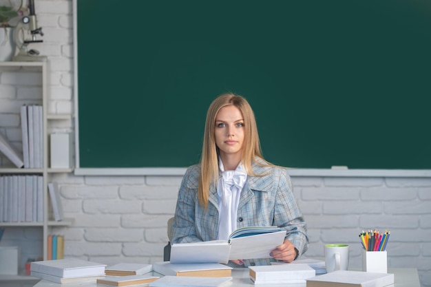 Studente che prepara l'esame e impara le lezioni nell'aula scolastica libro di lettura serio dello studente su blac