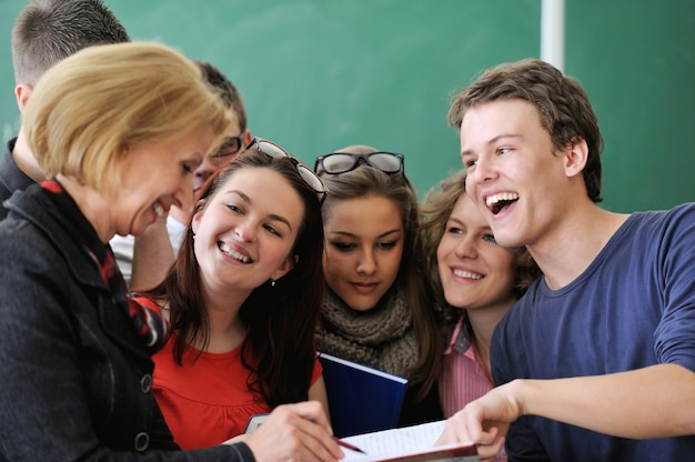 Studente che punta a un libro