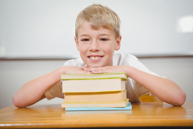 Studente che riposa la testa su alcuni libri