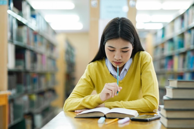 Studente che studia in biblioteca