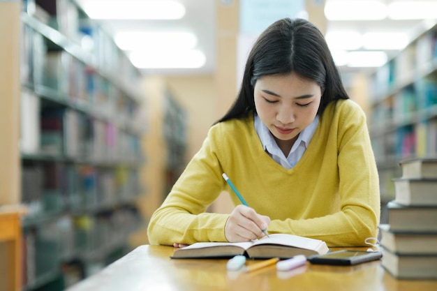 Studente che studia in biblioteca