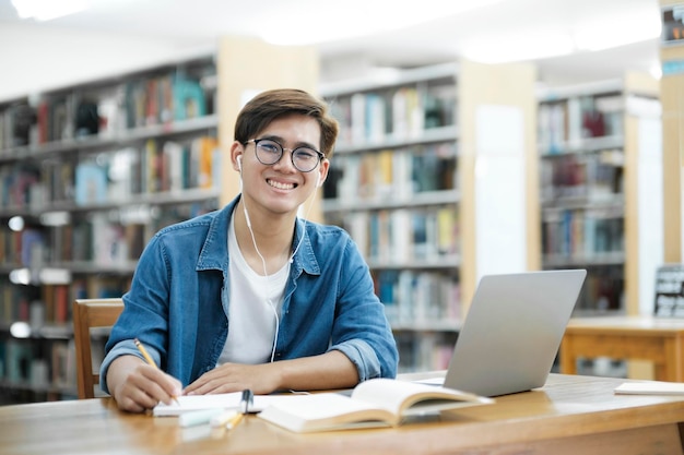 Studente che studia in biblioteca