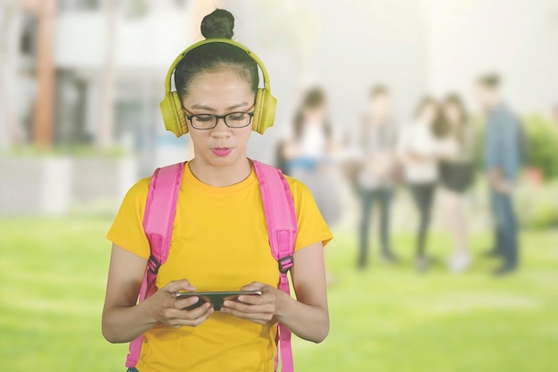 Studente che usa uno smartphone per ascoltare musica