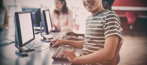 Studente che utilizza il computer in classe