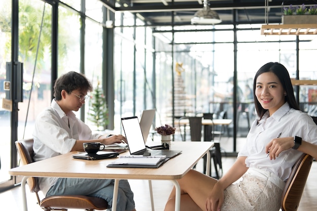 studente che utilizza il computer per l&#39;apprendimento online. uomo e donna che lavorano