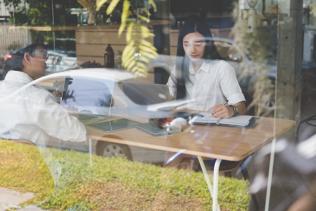 studente che utilizza il computer per l&#39;apprendimento online. uomo e donna che lavorano