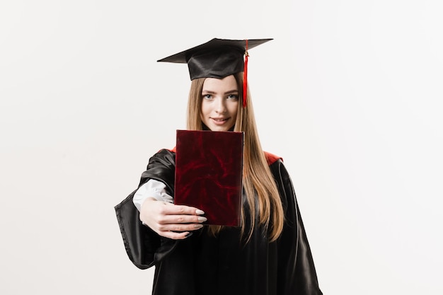 Studente con diploma di laurea abito e berretto pronto a finire il college Futuro leader della scienza Accademico giovane donna in abito nero sorridente