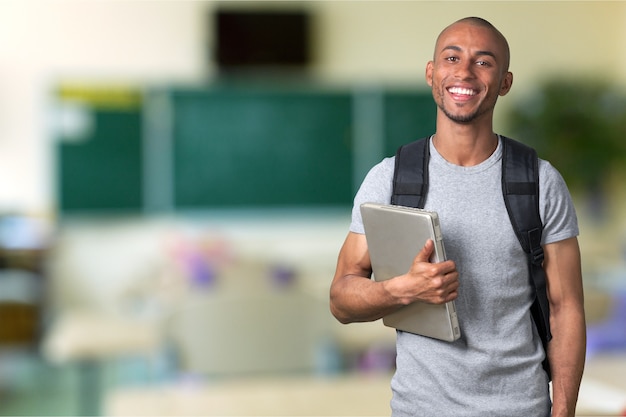 Studente con laptop che sorride alla telecamera