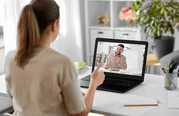 studente con laptop che tiene lezioni online a casa