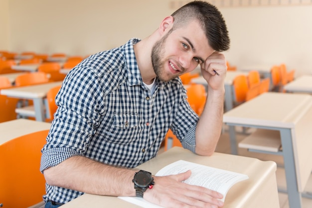 Studente Con Libri Seduti In Aula