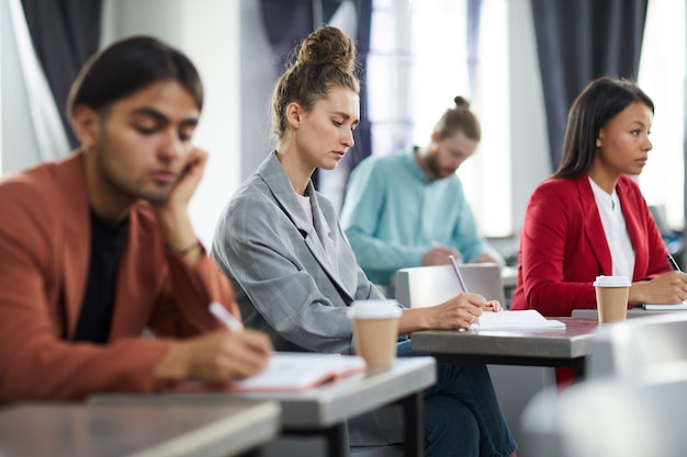 Studente contemporaneo in classe