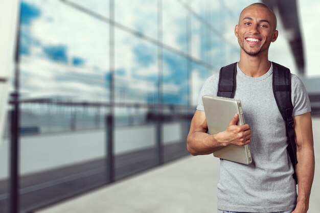 Studente del giovane con il libro