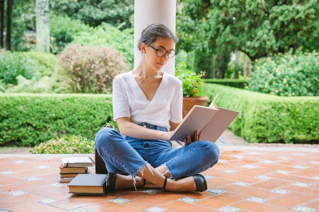 Studente di college femminile che studia per le prove all'università