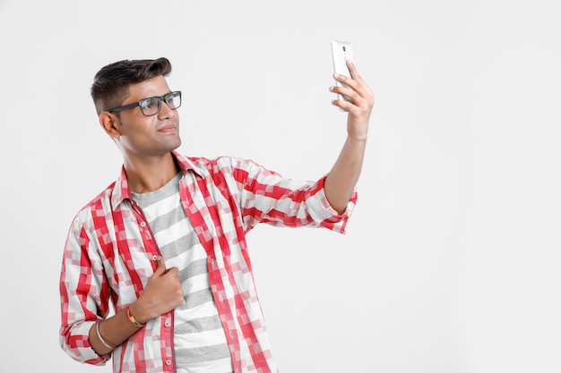 Studente di college indiano prendendo selfie