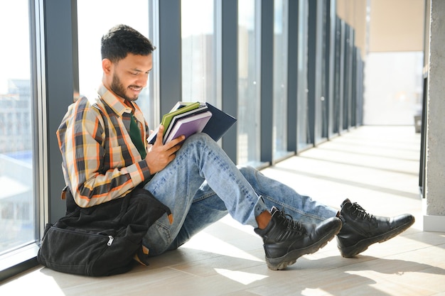 Studente di college maschio indiano bello e giovane