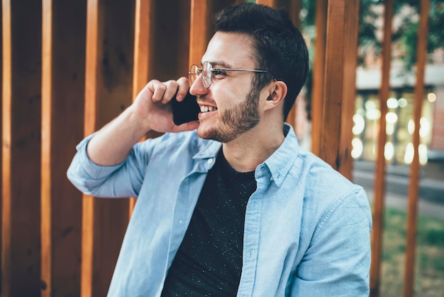 Studente di contenuti che chiama sul cellulare in strada