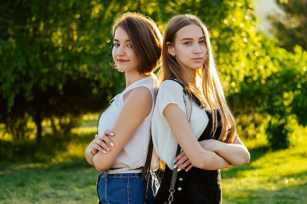 Studente di due migliori amiche di amicizia in posa nel parco