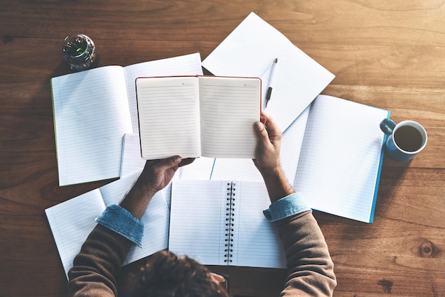 Studente di giurisprudenza che legge libri studiando scartoffie o si prepara a superare l'esame di avvocato mentre impara a tarda notte dall'alto Avvocato paralegale o avvocato che lavora su una laurea o una scadenza per i compiti