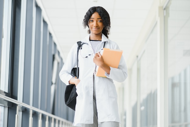 Studente di medicina ragazza afroamericana