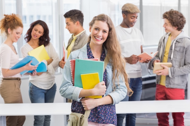 Studente di moda che sorride alla macchina fotografica