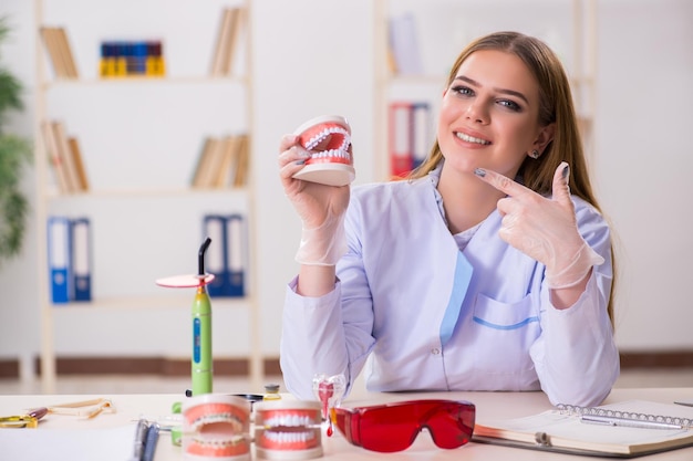 Studente di odontoiatria che pratica abilità in classe