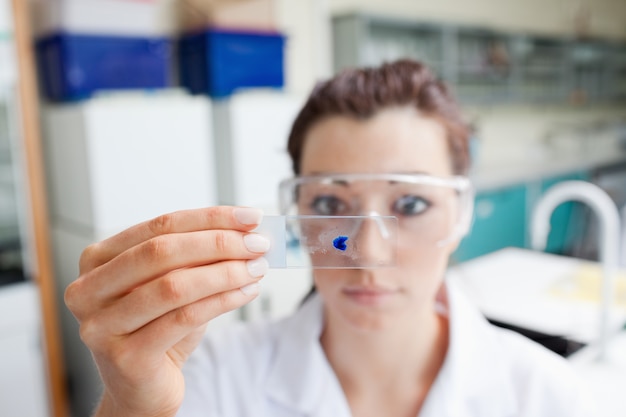 Studente di Scienze guardando un vetrino da microscopio