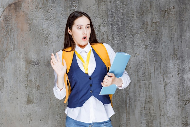 Studente di scuola superiore con cartella di contenimento zaino giallo. Foto di alta qualità