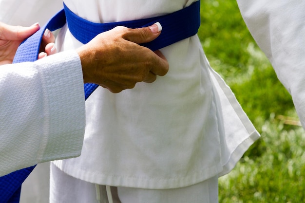 Studente di Tae Kwon Do che si esercita nel parco.