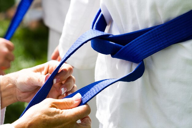 Studente di Tae Kwon Do che si esercita nel parco.