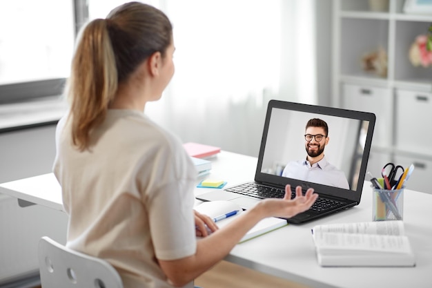Studente donna con laptop ha una videoconferenza con un uomo