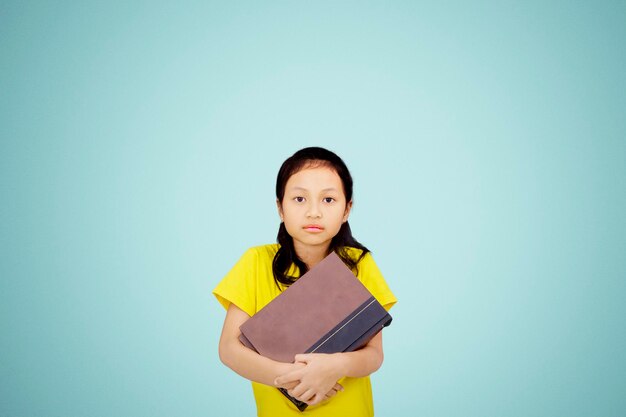 Studente donna sognata ad occhi aperti in piedi nello studio