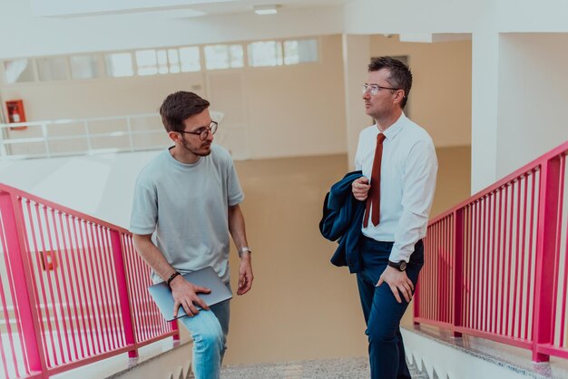 Studente e professore si impegnano in una discussione approfondita sulle questioni educative