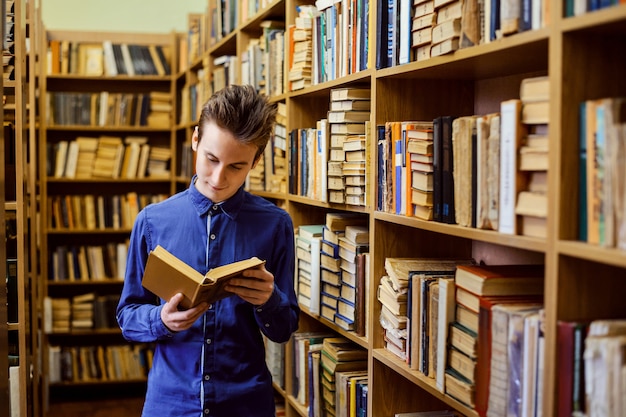 Studente europeo in piedi in biblioteca